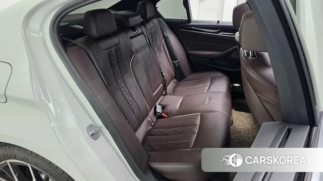 BMW 5 Series (G30) 2023 Белый из Кореи, фото 2