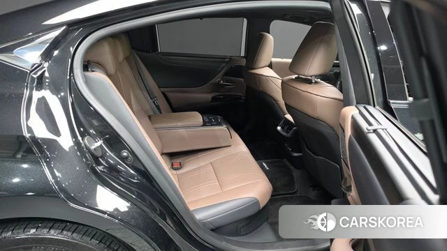 Lexus ES300h 7th generation 2023 Черный из Кореи, фото 2