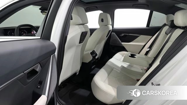 BMW 5 Series (G60) 2024 Белый из Кореи, фото 2