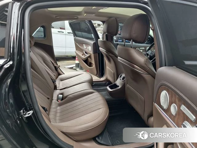 Mercedes-Benz E-Class 2023 Черный из Китая, фото 2