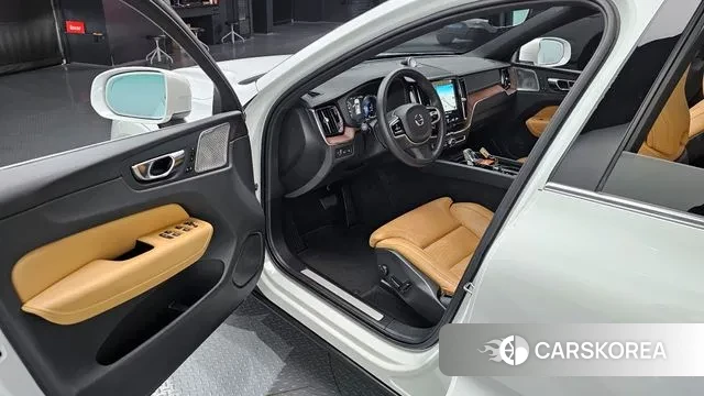 Volvo XC60 second Generation 2021 Белый из Кореи, фото 2