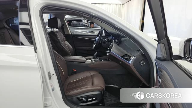 BMW 5 Series (G30) 2020 Белый из Кореи, фото 2