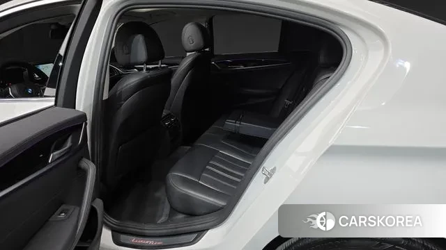 BMW 5 Series (G30) 2018 Белый из Кореи, фото 2