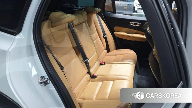 Volvo V60 Cross-Country 2nd Generation 2021 Белый из Кореи, фото 2
