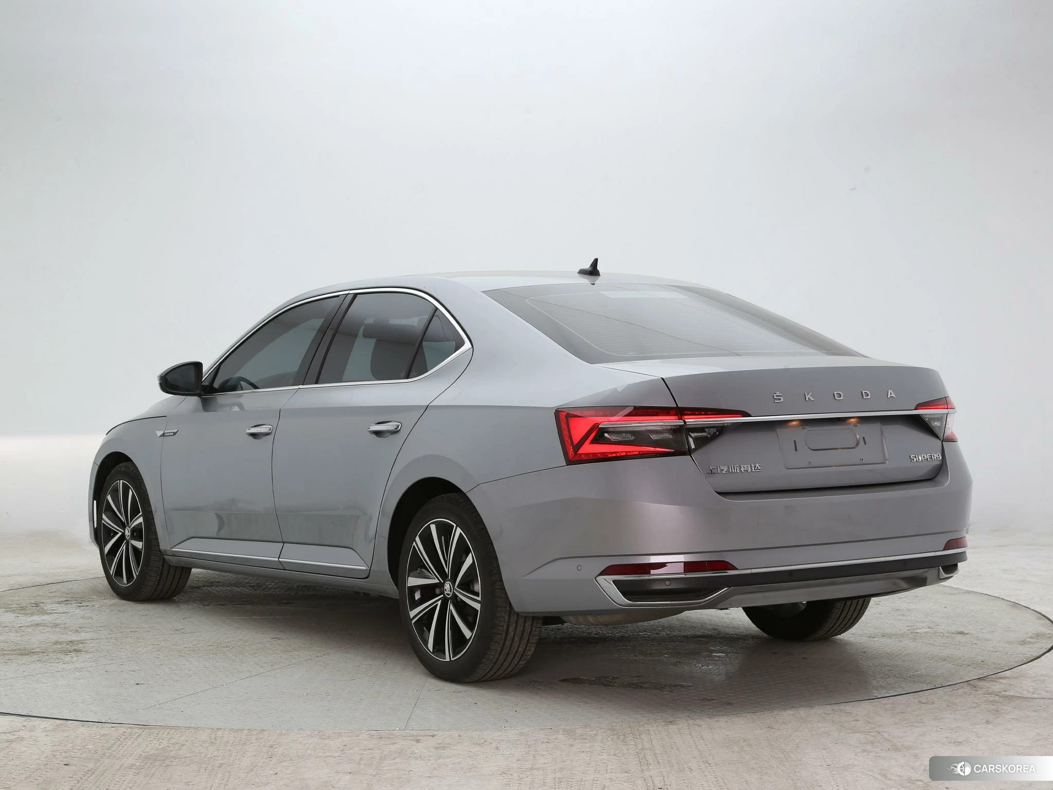 Skoda Superb 2023 Серебристо-серый из Китая, фото 3