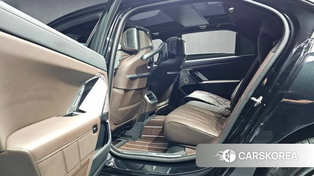 BMW 7 Series (G70) 2023 Черный из Кореи, фото 3