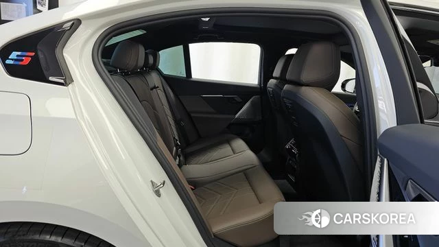 BMW 5 Series (G60) 2025 Белый из Кореи, фото 3
