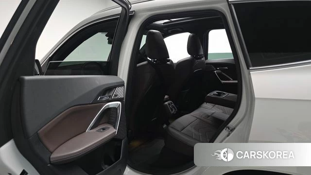 BMW iX1 (U11) 2023 Белый из Кореи, фото 3