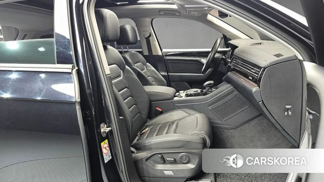 Volkswagen Touareg 3rd generation 2020 Черный из Кореи, фото 3