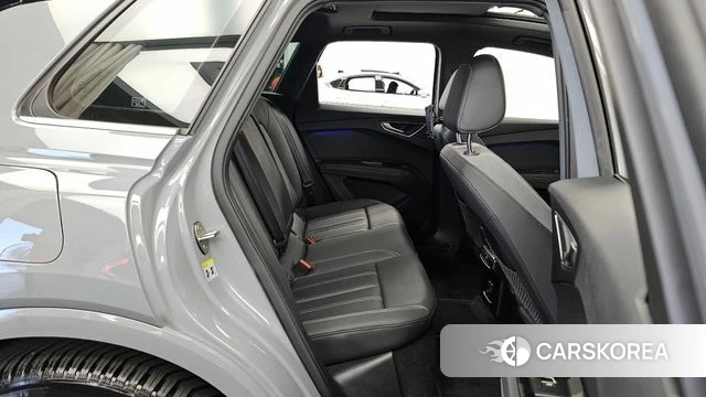 Audi Q4 e-Tron (F4) 2023 Серый из Кореи, фото 3