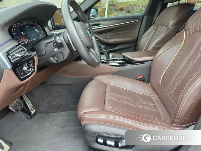 BMW 5 Series (G30) 2021 Серебристо-серый из Кореи, фото 3