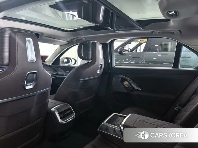 BMW 7 series 2024 Серебристо-серый из Китая, фото 3