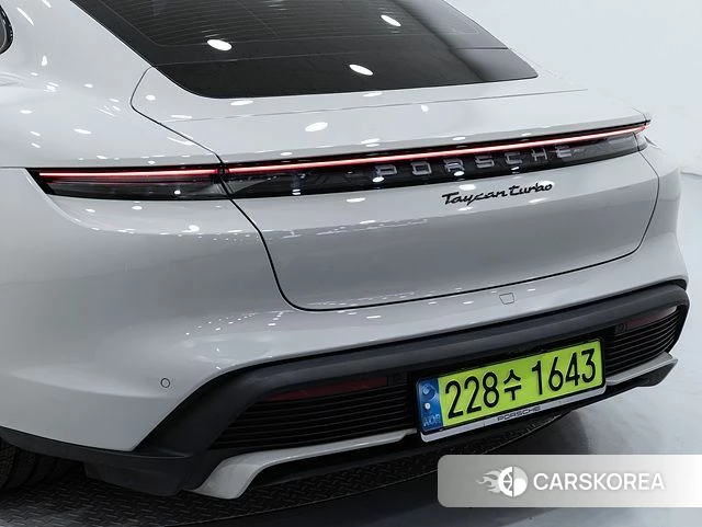 Porsche Taycan 2024 Жемчужный цвет из Кореи, фото 3