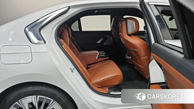 BMW 7 Series (G70) 2023 Белый из Кореи, фото 3