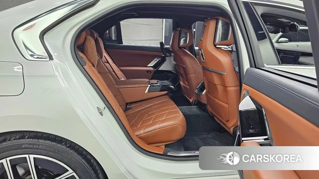 BMW 7 Series (G70) 2024 Белый из Кореи, фото 3