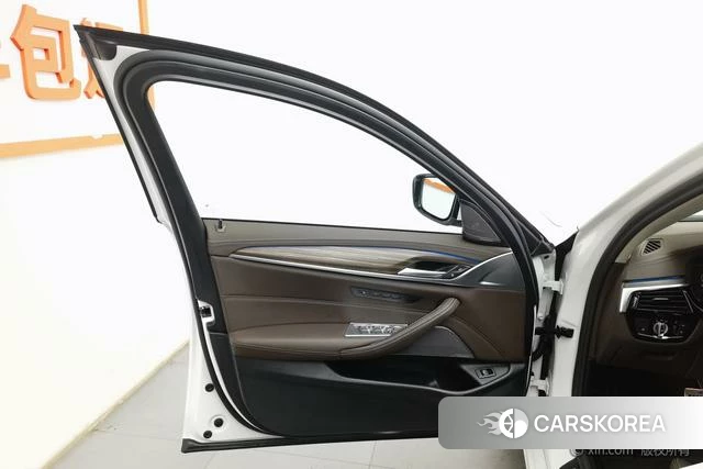 BMW 5 series 2022 Белый из Китая, фото 3