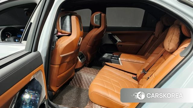 BMW 7 Series (G70) 2024 Светло-серебряный цвет из Кореи, фото 3