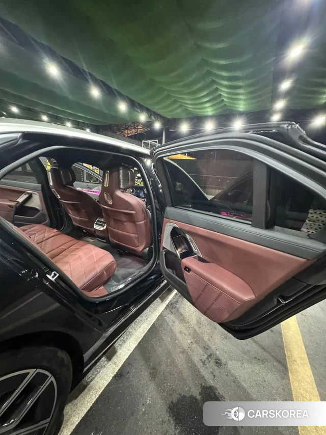 BMW 7 Series (G70) 2024 Черный из Кореи, фото 3
