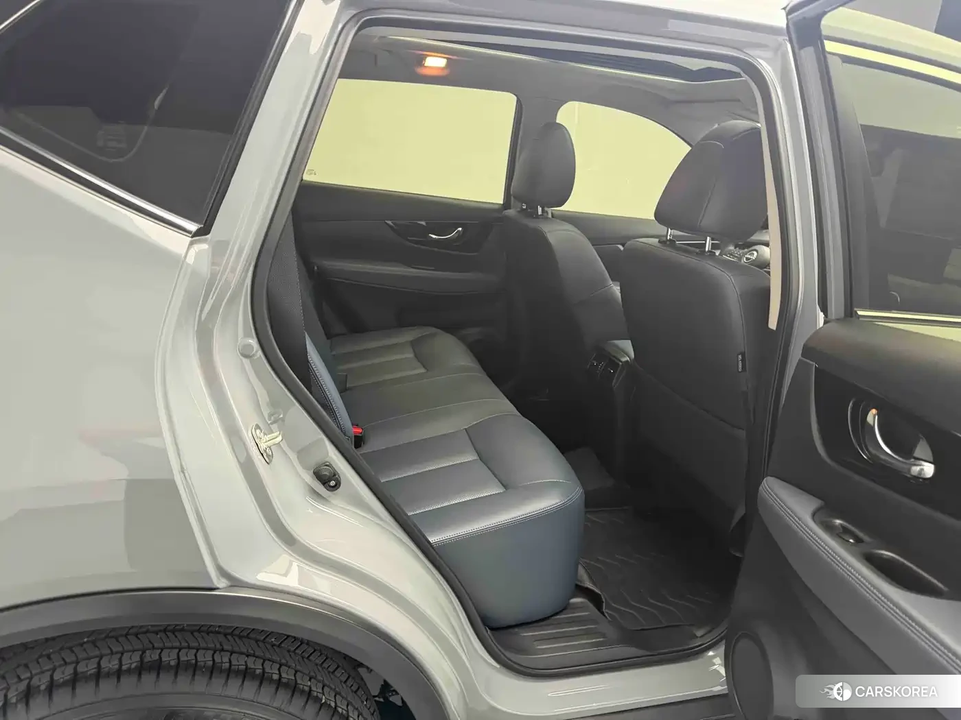 Nissan X-Trail 2025 Silver/gray из Китая, фото 3