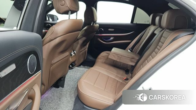 Mercedes-Benz E-Class W213 2023 Белый из Кореи, фото 3