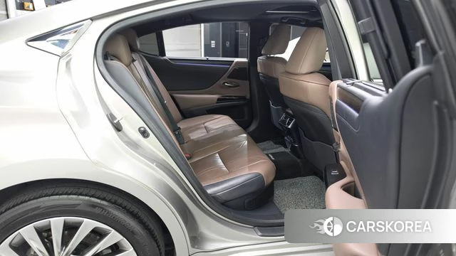 Lexus ES300h 7th generation 2023 Серебристо-серый из Кореи, фото 3