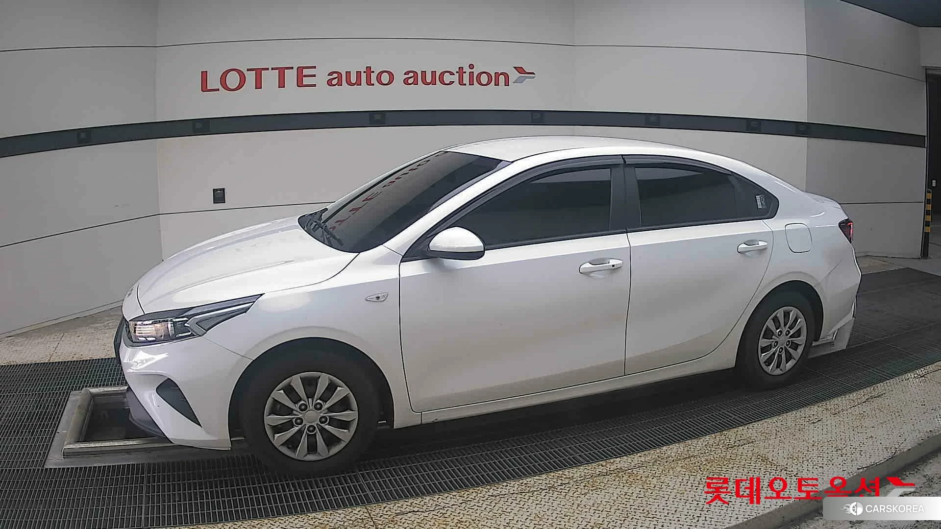Kia K3 2022 Snow White Pearl из Кореи, фото 3