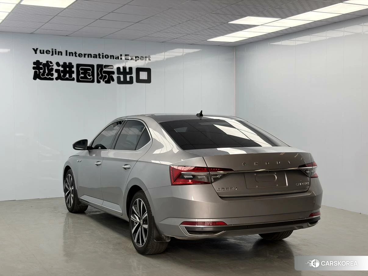 Skoda Superb 2023 Серебристо-серый из Китая, фото 3