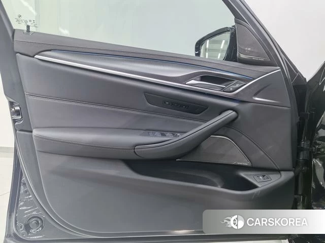 BMW 5 series 2023 Черный из Китая, фото 3