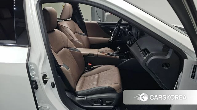 Lexus ES300h 7th generation 2024 Белый из Кореи, фото 3
