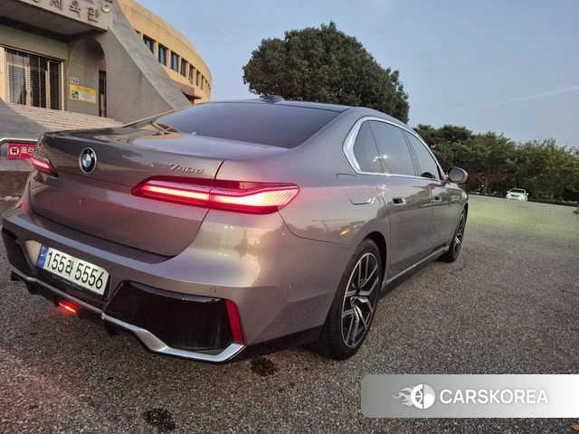 BMW 7 Series (G70) 2024 Серебристо-серый из Кореи, фото 3