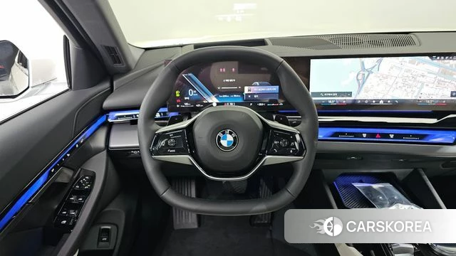 BMW 5 Series (G60) 2025 Белый из Кореи, фото 3