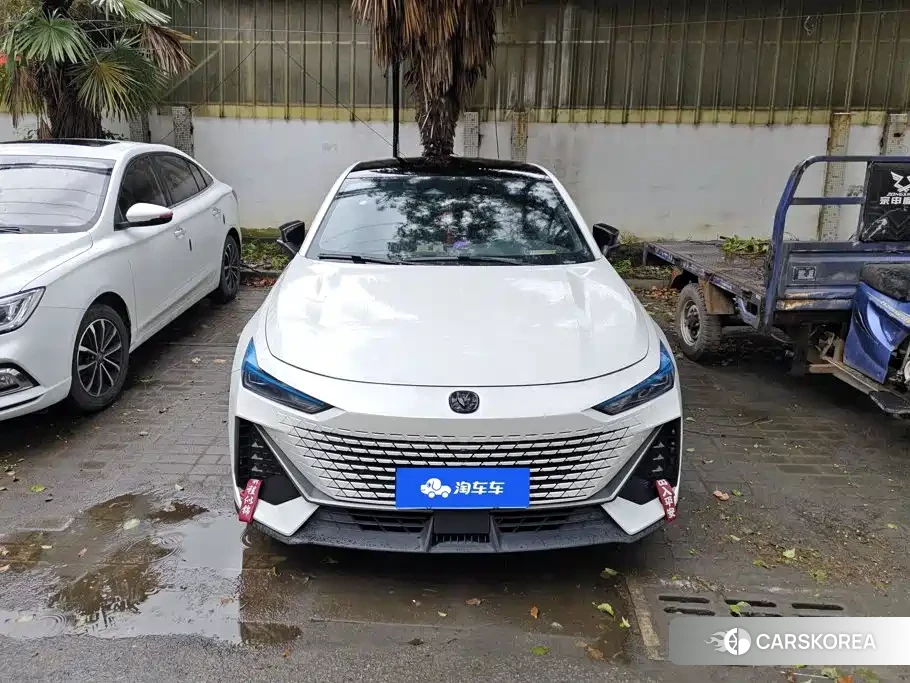 Chang'an UNI-V 2024 Белый из Китая, фото 3