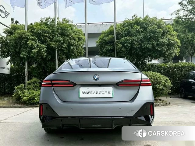 BMW i5 2025 Серебристо-серый из Китая, фото 3