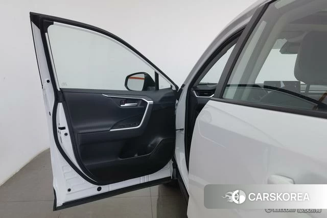 Toyota Wildlander 2023 Белый из Китая, фото 3