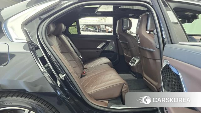 BMW 7 Series (G70) 2023 Черный из Кореи, фото 3