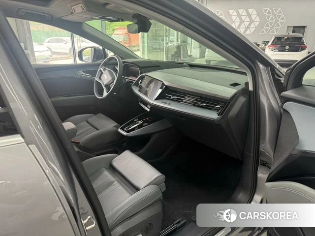 Audi Q5L 2024 Темно-серый из Китая, фото 3