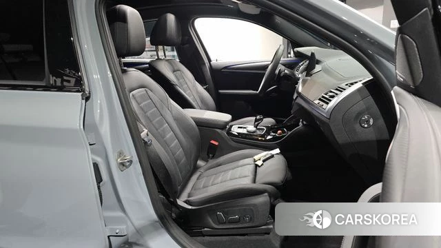 BMW X4 (G02) 2025 Светло-серебряный цвет из Кореи, фото 3