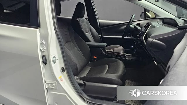 Toyota Prius 4th Generation 2021 Белый из Кореи, фото 3