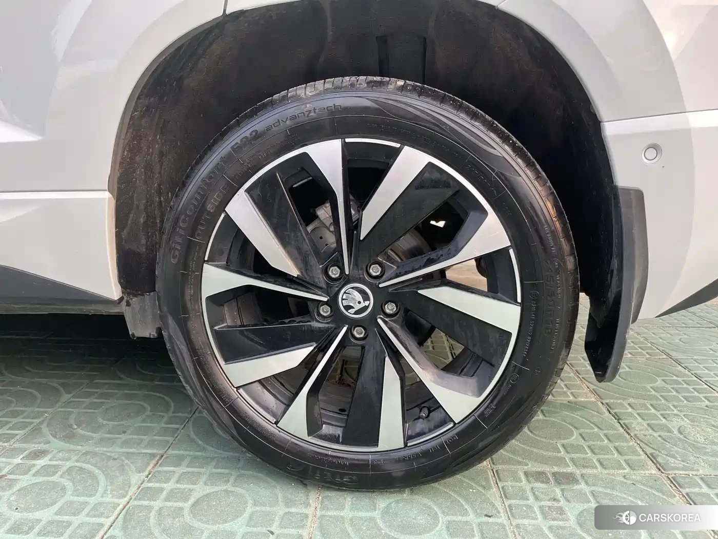 Skoda Karoq 2023 Белый из Китая, фото 3