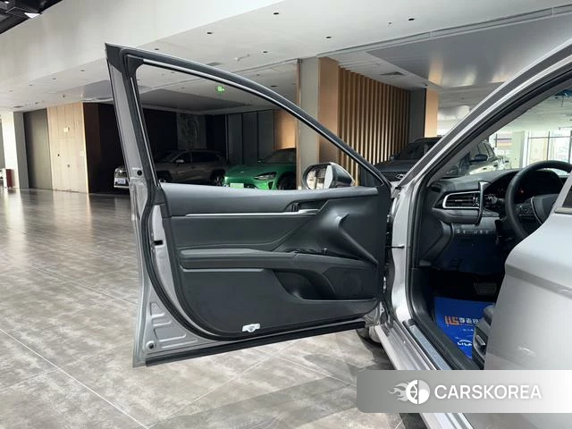 Toyota Camry 2023 Серебристо-серый из Китая, фото 3