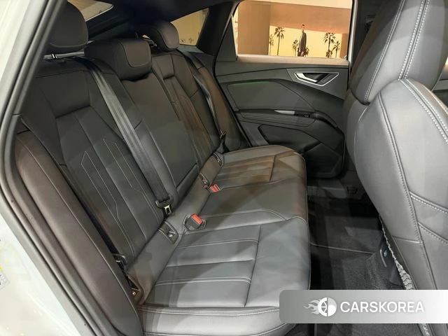 Audi Q4 e-Tron (F4) 2026 Белый из Кореи, фото 3
