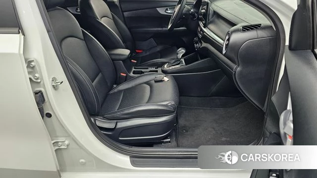 Kia The New K3 2nd generation 2023 Белый из Кореи, фото 3