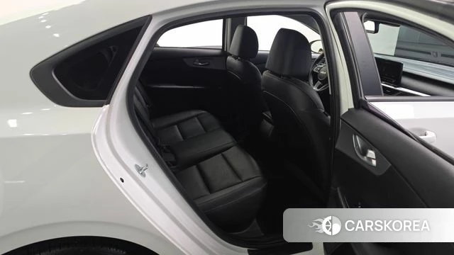 Kia The New K3 2nd generation 2023 Белый из Кореи, фото 3