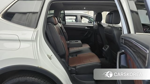 Volkswagen Tiguan Allspace 2023 Белый из Кореи, фото 3