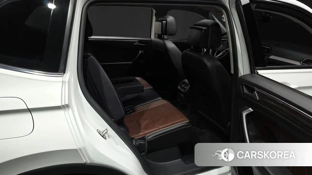 Volkswagen Tiguan Allspace 2023 Белый из Кореи, фото 3