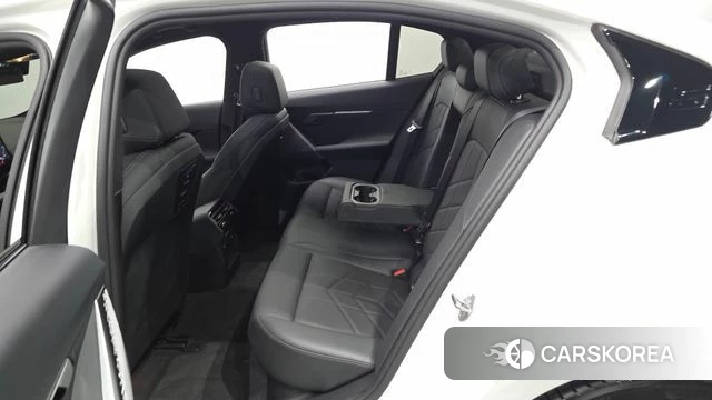 BMW 5 Series (G60) 2024 Белый из Кореи, фото 3