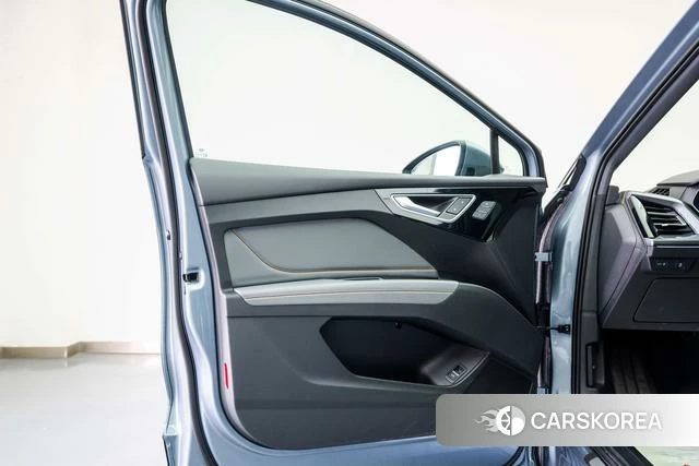 Audi Q4 2024 Серебристо-серый из Китая, фото 3