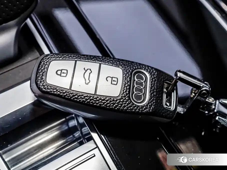 Audi Q8 2020 Silver/gray из Китая, фото 3