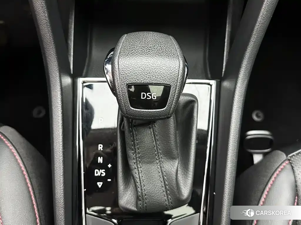 Skoda Karoq 2022 Champagne/brown из Китая, фото 3