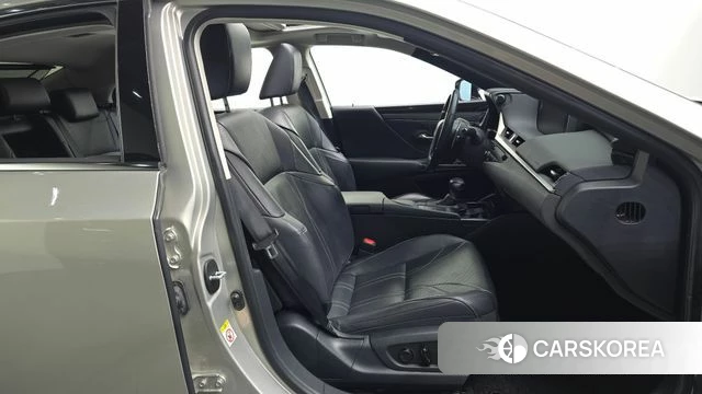 Lexus ES300h 7th generation 2018 Серебристо-серый из Кореи, фото 3